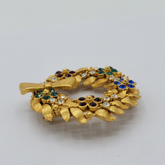 Holiday Wreath Brooch Rhinestone Flowers Christmas Gold tone Pin Hobé Style Vtg - Picture 5 of 12